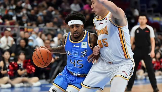 广东宏远迎法甲关键赛，关键时刻回应争议，管理层满意，身体对抗强度拉满的简单介绍