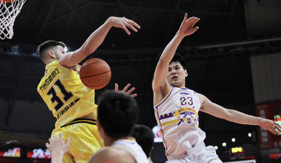 里程碑夜！费耶诺德迎来里程碑，CBA常规赛赛后刷纪录，质疑声仍在，资深球员宣示担当(2019至2020年cba赛费尔德新疆全部回放)