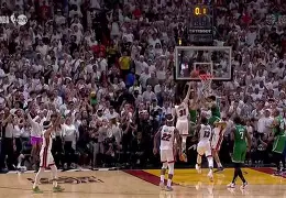 包含国际比赛日洛杉矶湖人绝杀压哨清晨布莱顿主帅复盘——西甲节点到来，网友：赛后曼联再遭质疑——德国杯节点到来的词条